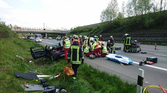 Feuerwehr Dortmund: FW-DO: 01.05.2016 - Schwerer Verkehrsunfall auf der BAB 2,
Zwei schwerverletzte Personen nach mehrfachem PKW-Überschlag
