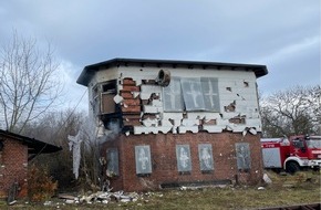 Landespolizeiinspektion Nordhausen: LPI-NDH: Ehemaliges Stellwerk in Flammen - Kripo im Einsatz