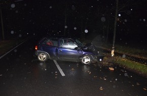 Kreispolizeibehörde Herford: POL-HF: Opel Corsa prallt gegen Straßenbaum- Fahrer stand unter Alkoholeinfluss