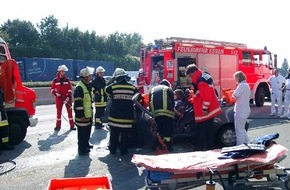 Feuerwehr Essen: FW-E: Feuerwehr rettete  auf Autobahn eingeklemmte Person aus PKW
nach schwerem Verkehrsunfall
Essen-Frillendorf, 23.09.05, 14:00 Uhr