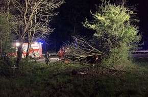 Feuerwehr Mülheim an der Ruhr: FW-MH: Verkehrsunfall BAB40-PKW auf dem Dach in der Ausfahrt Mülheim Dümpten #fwmh