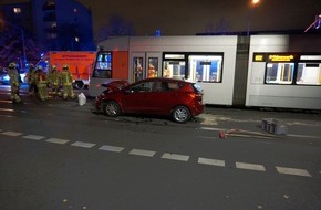 Feuerwehr Ratingen: FW Ratingen: Unfall mit Straßenbahn und angebranntes Essen