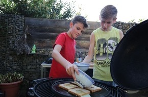 FIRE&FOOD Verlag GmbH: Gemeinsam grillen macht Spaß, bietet Abwechslung und ist mit Sicherheit kinderleicht / #GrillenAtHome: Ran an den Rost!