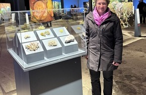 Universit&auml;t Koblenz: Biologin der Universit&auml;t Koblenz mit Flechten und Moosen in der Ausstellung &bdquo;Mythos Wald&ldquo;