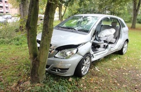 Polizei Duisburg: POL-DU: Friemersheim: Autofahrerin kollidiert mit Bus - 87-Jährige bei Unfall schwer verletzt