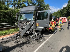 FW-PL: Verkehrsunfall auf der B236 - Fahrer schwer verletzt, couragierte Ersthelferin