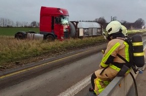 Feuerwehr Grevenbroich: FW Grevenbroich: Erstmeldung: Autobahn 46 bei Grevenbroich Richtung Heinsberg nach LKW-Unfall teilweise gesperrt