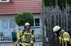 Freiwillige Feuerwehr Menden: FW Menden: Anwohner löschen Heckenbrand und verhindern Schlimmeres