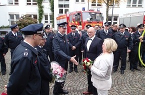 Feuerwehr Plettenberg: FW-PL: Stellvertretender Feuerwehrchef "Winni" Hüsken und seine Lebensgefährtin Tanja Stüken gaben sich vor dem Standesamt in Plettenberg das Ja-Wort. Großaufgebot der Feuerwehr am Rathaus.