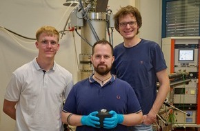 Universit&auml;t Osnabr&uuml;ck: Physiker der Universit&auml;t Osnabr&uuml;ck ver&ouml;ffentlichen neue Studie zu chiralen Oberfl&auml;chen und Wasserlagen
