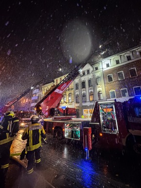 FW-NE: Feuer in einem Wohnhaus auf der Further Straße | Eine verletzte Einsatzkraft und erheblicher Sachschaden