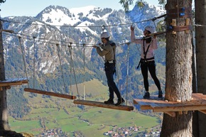 Hornbahn Hindelang bringt Gäste zum neuen Waldseilgarten - Bergbahn läuft in den Osterferien, Saisonstart am 27. April