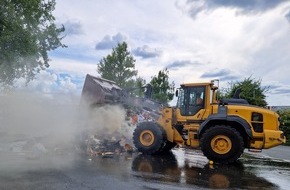 Feuerwehr Bochum: FW-BO: Mit Sperrmüll beladener LKW brennt neben einer Lagerhalle - Feuerwehr verhindert Brandausbreitung