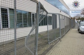Polizeipräsidium Nordhessen - Kassel: POL-KS: Metallzaun angefahren und geflüchtet; 7.000 Euro Schaden: Zeugen gesucht