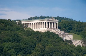 Landratsamt Regensburg: Walhalla, Wein und Burgen - Erlebnisregion Regensburg / Mit seiner Kulturmeile entlang der Donau bis zu den Künstlergalerien in Kallmünz setzt sich das Regensburger Land in Szene