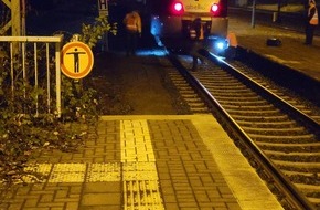 Bundespolizeidirektion Sankt Augustin: BPOL NRW: Regionlbahn kollidiert mit Einkaufswagen - Bundespolizei ermittelt und sucht nach Zeugen