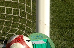 PONS GmbH: PONS übersetzt den Fußball - mit einem neuen Wörterbuch in fünf Sprachen - passend zur WM