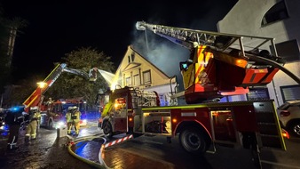 Feuerwehr Bremerhaven: FW Bremerhaven: Dachstuhlbrand in ehemaligem Wohn- und Geschäftsgebäude