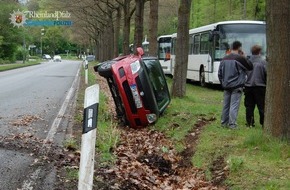 Polizeipräsidium Westpfalz: POL-PPWP: In Straßengraben gerutscht und umgekippt