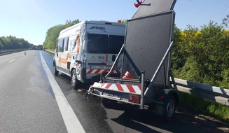Polizei Braunschweig: POL-BS: Absicherungsfahrzeug gerammt - Dieseltank aufgerissen