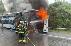 Feuerwehr Dortmund: FW-DO: Brennender Reisebus auf B 236