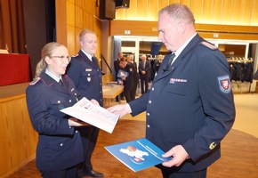FW-Stormarn: Mitgliederversammlung: Thomas Proß von der Feuerwehr Poggensee mit dem deutschen Feuerwehr-Ehrenkreuz in Silber ausgezeichnet