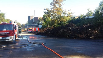 FW-RE: Brennender Holzstapel beschäftigt Feuerwehr stundenlang