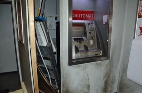 Polizei Mettmann: POL-ME: Erstmeldung: Unbekannte versuchen, Geldautomaten zu sprengen - Velbert - 2203162