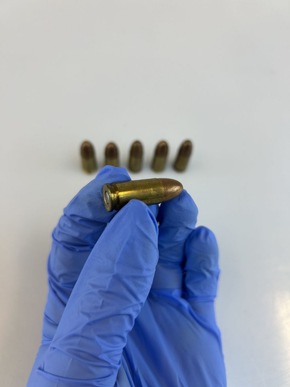 ZOLL-H: ZOLL stellt in Bremen illegale Schusswaffen sicher/Verdacht des illegalen Zigarettenhandels von mehr als 1,2 Millionen Zigaretten und einem Steuerschaden von über 200.000 Euro