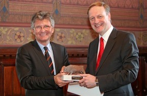 CEWE Stiftung & Co. KGaA: Stadt würdigt das Engagement von CEWE COLOR (mit Bild) / Der Oldenburger Oberbürgermeister verleiht Dr. Rolf Hollander den "Oldenburger Bullen"