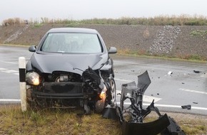 Kreispolizeibehörde Höxter: POL-HX: Schwerer Verkehrsunfall mit zwei Verletzten