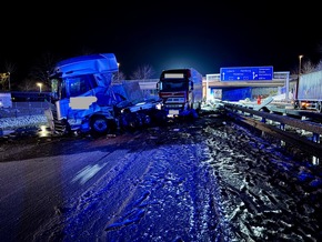 FW-ROW: Winterwetter sorgt für Verkehrsunfälle auf Autobahn 1 - Hansalinie Stunden lang voll gesperrt