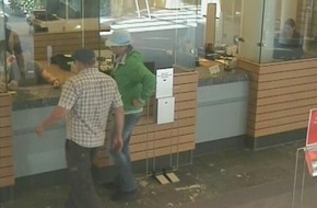 Polizeiinspektion Hildesheim: POL-HI: Polizei veröffentlicht Fotos der Bankräuber vom 12.7.2011