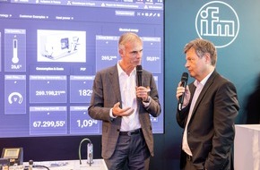 ifm electronic gmbh: Wirtschaftsminister Robert Habeck besucht ifm-Messestand in Hannover; Pressemitteilung der ifm electronic gmbh