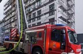 Feuerwehr Essen: FW-E: Feuer in einem mehrgeschossigen Wohn- und Geschäftsgebäude zieht aufwendige Löscharbeiten nach sich - Dämmung fängt Feuer