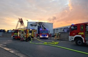 Freiwillige Feuerwehr Lehrte: FW Lehrte: Feuer in Abschleppunternehmen: Sattelauflieger mit Elektrorollern sowie mehrere PKW brennen in Halle vollständig ab.
