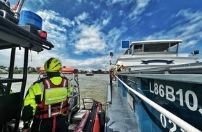 Feuerwehr Neuss: FW-NE: Havarie auf dem Rhein | Binnenschiff mit Maschinenschaden sorgt für Feuerwehreinsatz