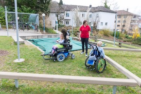 Gelähmte Kinder profitieren von Elektro-Rollstuhltraining