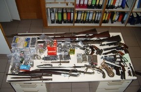 Polizeipräsidium Mittelfranken: POL-MFR: (141) Umfangreiches Arsenal an Waffen und Munition - Bildveröffentlichung