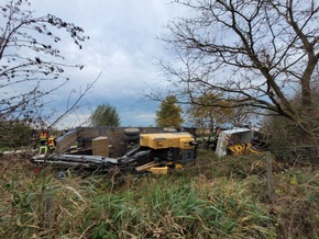 POL-STD: LKW mit Bohrgerät kommt von der Fahrbahn ab und kippt seitlich in den Graben - aufwendige Bergung erforderlich - Hoher Sachschaden entstanden