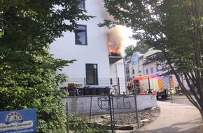 Feuerwehr und Rettungsdienst Bonn: FW-BN: Balkon stand im Vollbrand, Rauchsäule in Poppelsdorf von Weitem sichtbar