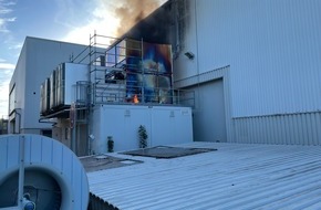 Feuerwehr Dinslaken: FW Dinslaken: Brand in einem Industriebetrieb