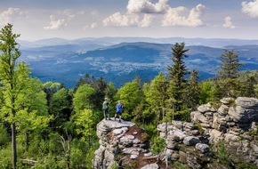 Tourismusverband Ostbayern e.V.: An einem Tag über acht Tausender wandern / Gipfelerlebnis am Goldsteig