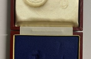 Polizeidirektion Neustadt/Weinstra&szlig;e: POL-PDNW: Schmuckschatullen aufgefunden, Herkunft unklar