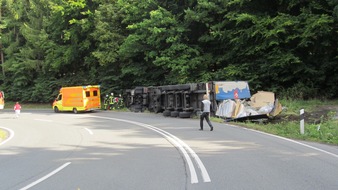 Polizeiinspektion Hameln-Pyrmont/Holzminden: POL-HOL: Eschershausen - B 64 - "Schelenhufe": Wieder Lastzug umgekippt  - Polnischer Fahrer leicht verletzt  / 200.000,-- EUR Schaden -