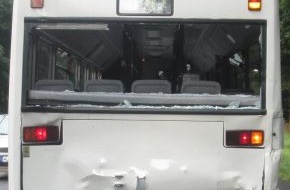 Polizeiinspektion Harburg: POL-WL: Lkw fährt auf Schulbus auf