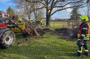 Feuerwehr Flotwedel: FW Flotwedel: Unklare Rauchentwicklung in Bröckel - Laubhaufen gerät in Brand