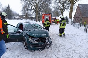 Freiwillige Feuerwehr Bedburg-Hau: FW-KLE: PKW prallt gegen Baum: Zwei Verletzte nach Verkehrsunfall auf der Uedemer Straße / Kleinkind bleibt unverletzt