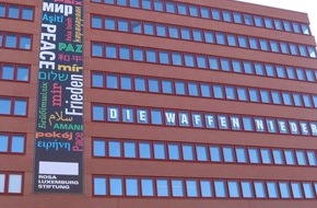 Rosa-Luxemburg-Stiftung: Botschaft für den Frieden / 75 Quadratmeter großes Banner am Stiftungsgebäude angebracht
