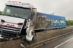 Freiwillige Feuerwehr Bad Honnef: FW Bad Honnef: LKW kollidiert mit Mittelleitplanke - aufgerissener Dieseltank sorgt f&uuml;r dreist&uuml;ndigen Einsatz und Verkehrsbehinderungen auf A3
